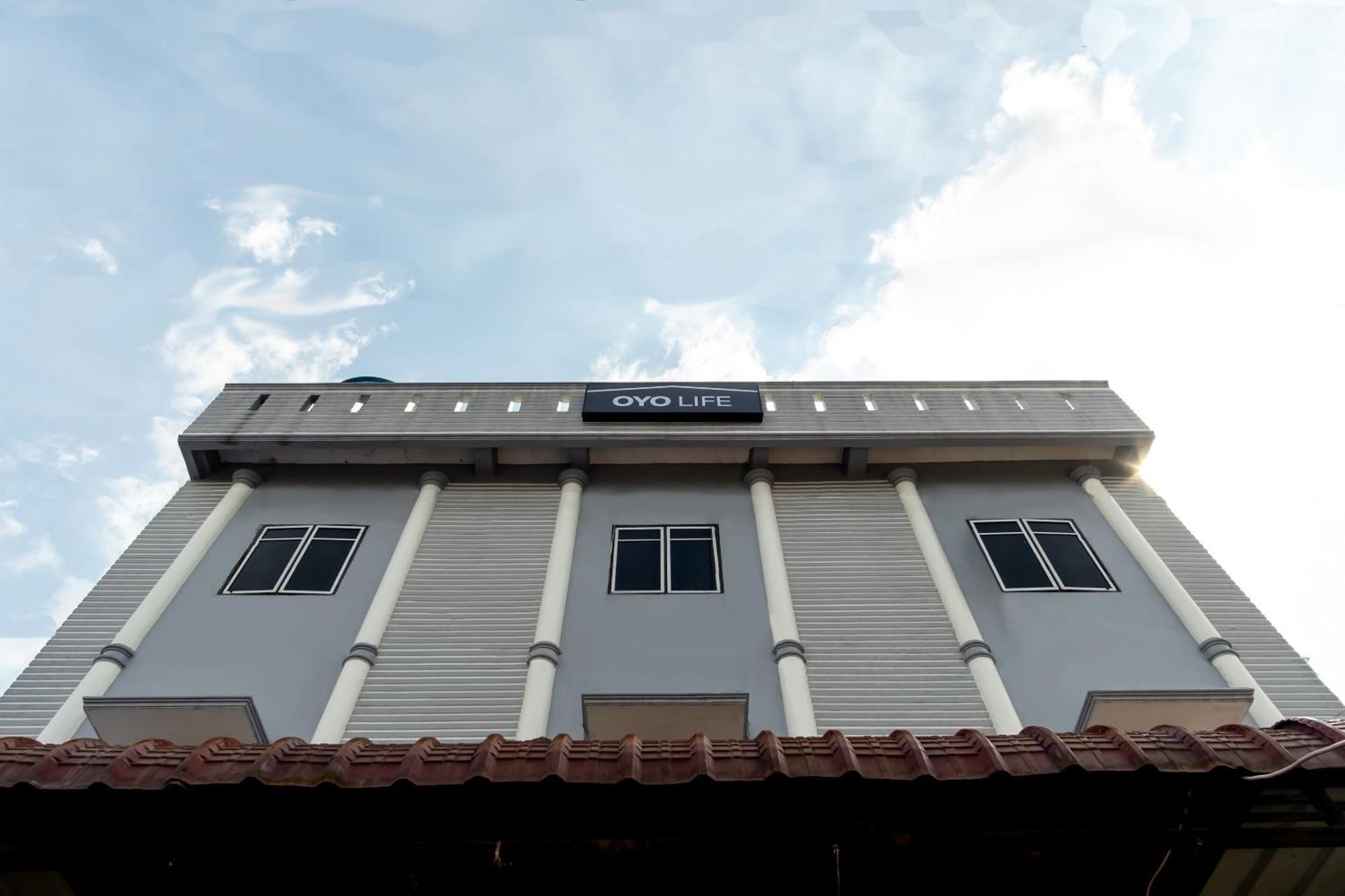 Oyo Life 1839 Samantha Kost Hotel Medan Exterior photo